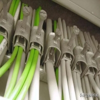變頻器和電機之間的合適距離是多少？如何連接不同的距離？